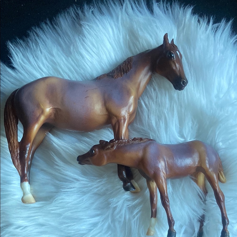 Breyer Eve & Claus #712165 Limited Edition 2015 Holiday Mare & Foal Set